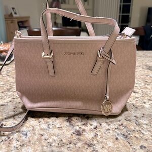 Mini Michael Kors purse. Great to carry basic items.
